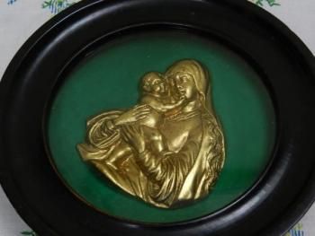 Dřevěný zlacený reliéf Madony s Ježíškem Dřevěný zlacený reliéf Madony s Ježíškem