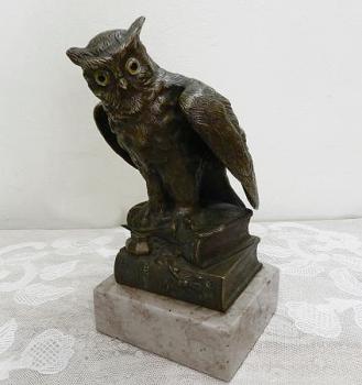 Bronzová sova na knize Carl Kauba Vídeň Bronzová sova na knize Carl Kauba Vídeň