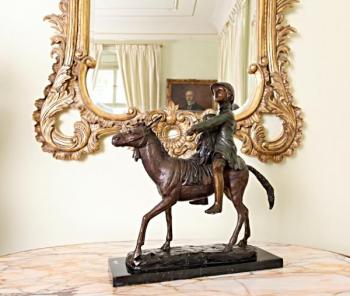 Bronzová socha osla s dìtmi, mramorový podstavec