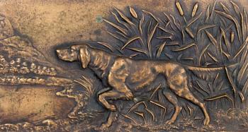 Bronzový reliéf loveckého psa v rákosí
