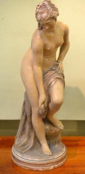 Secesní keramická skulptura ženy