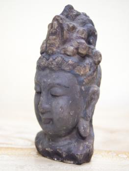 Hlava Buddhy vyřezávaná ze dřeva
