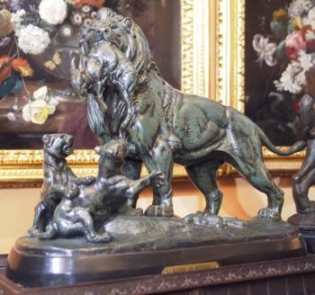 Bronzová socha lva