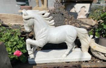 Mramorová socha koně 